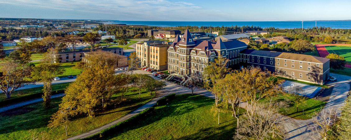 Vue aérienne du campus de l'Université Sainte-Anne